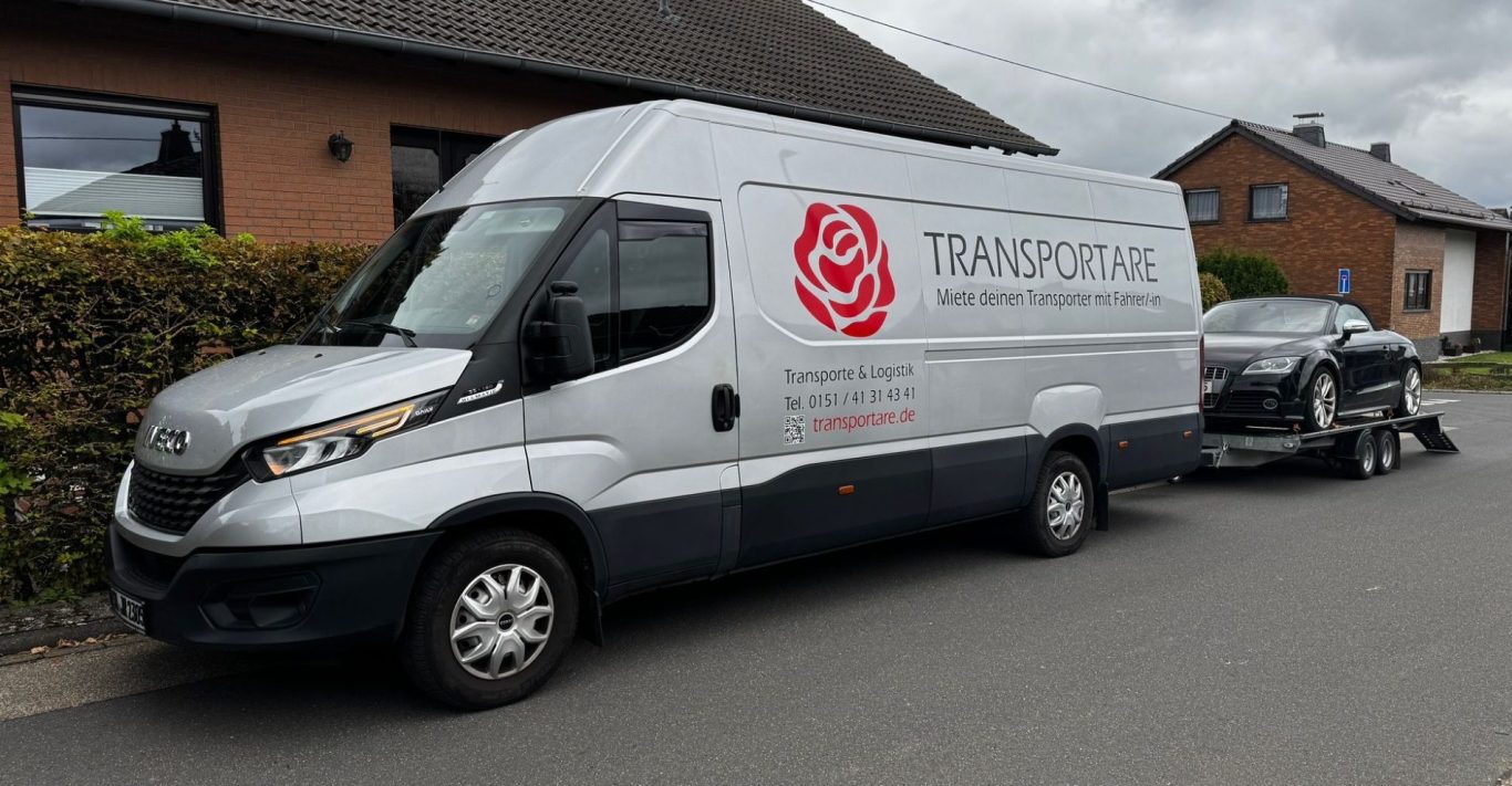 Ein Transporter steht am Straßenrand mit geöffneter Hintertür und ist bereit zum Beladen.