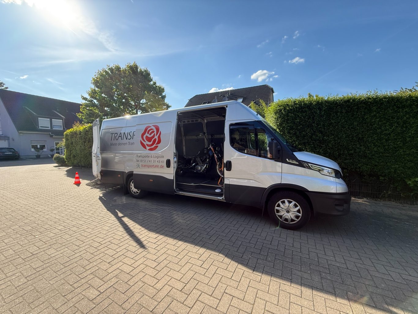 Motorrad im Transporter TRANSPORTARE Transporter Miete einen Transporter mit Fahrer Fahrerin Siegburg Bonn Köln Rhein Sieg