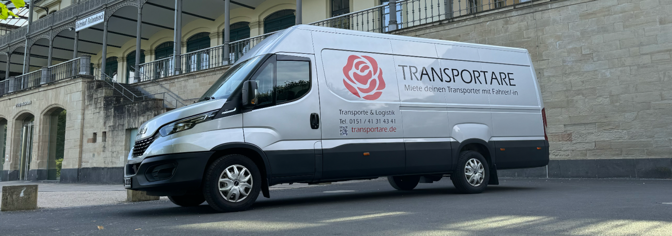 Ein Transporter steht am Straßenrand mit geöffneter Hintertür und ist bereit zum Beladen.