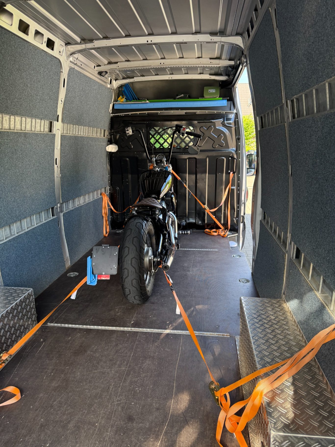 Motorrad im Transporter TRANSPORTARE Transporter Miete einen Transporter mit Fahrer Fahrerin Siegburg Bonn Köln Rhein Sieg