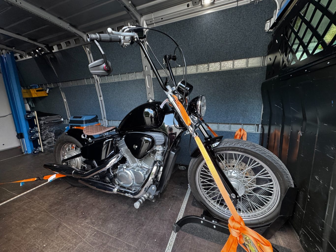 Motorrad im Transporter TRANSPORTARE Transporter Miete einen Transporter mit Fahrer Fahrerin Siegburg Bonn Köln Rhein Sieg