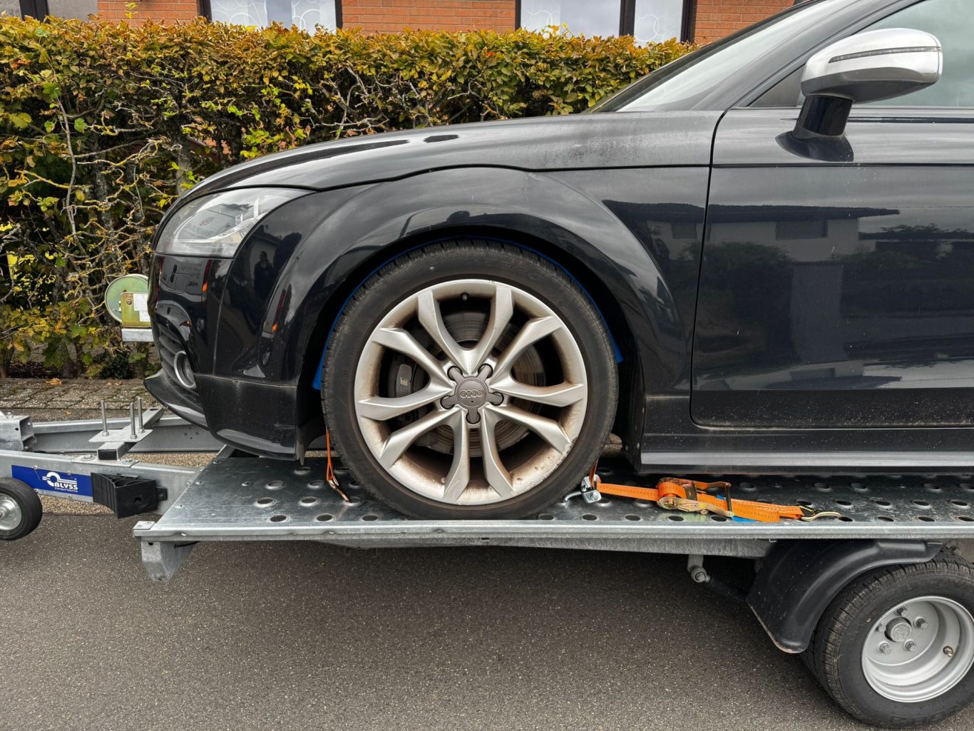 Fachgerechte Sicherung vom PKW TRANSPORTARE Transporter Miete einen Transporter mit Fahrer Fahrerin Siegburg Bonn Köln Rhein Sieg