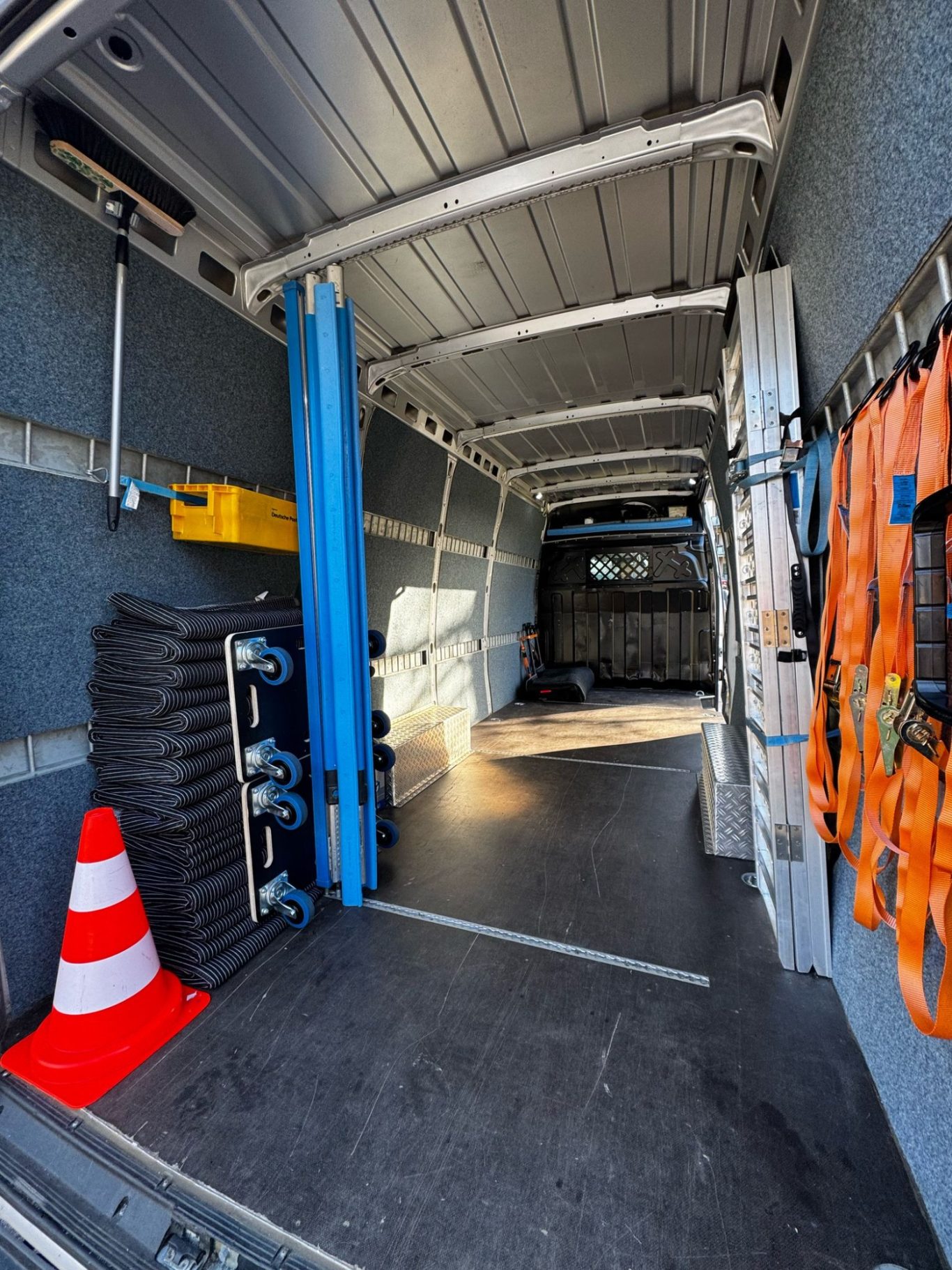 Innenansicht vom Transporter TRANSPORTARE Transporter Miete einen Transporter mit Fahrer Fahrerin Siegburg Bonn Köln Rhein Sieg