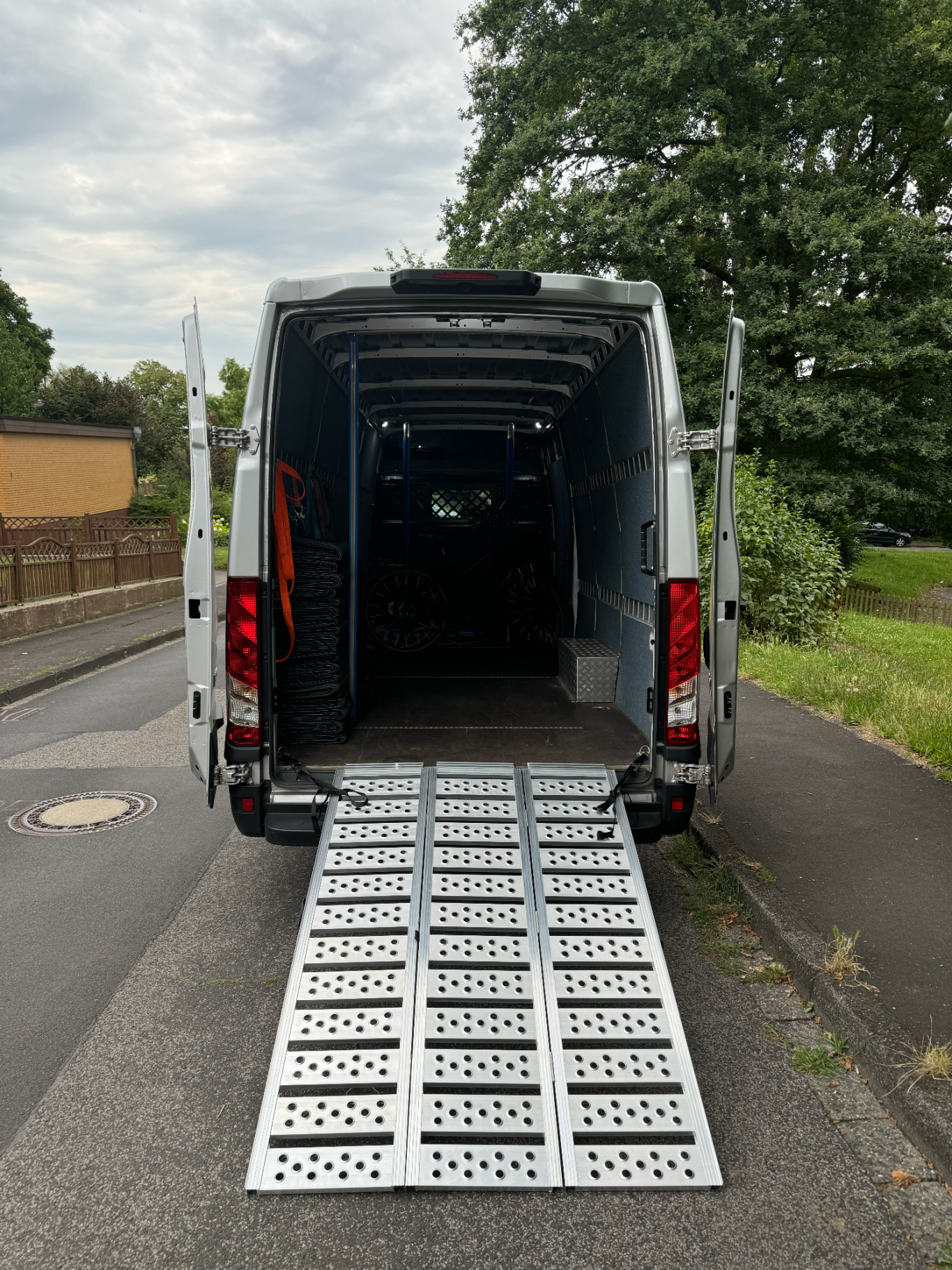Kurz vor dem Beladen mit Rampe TRANSPORTARE Transporter Miete einen Transporter mit Fahrer Fahrerin Siegburg Bonn Köln Rhein Sieg