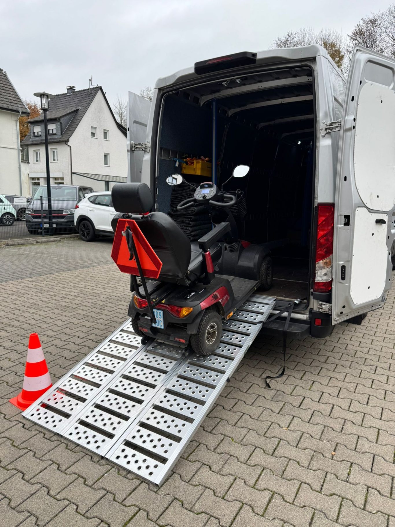 Verladen von einem E-Mobil TRANSPORTARE Transporter Miete einen Transporter mit Fahrer Fahrerin Siegburg Bonn Köln Rhein Sieg