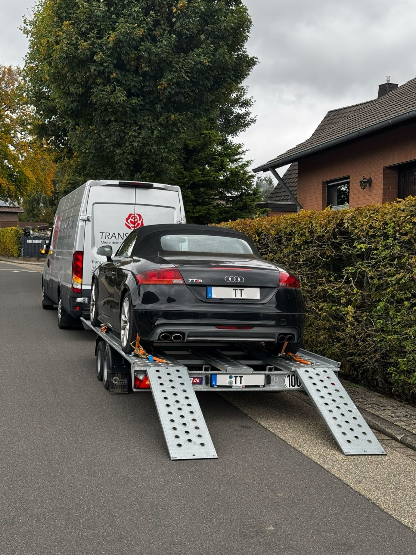 Transport eines PKWs TRANSPORTARE Transporter Miete einen Transporter mit Fahrer Fahrerin Siegburg Bonn Köln Rhein Sieg